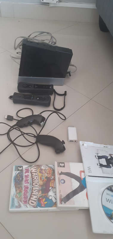 Nintendo Wii Motion Plus Console Bundle + Games + hdmi converter